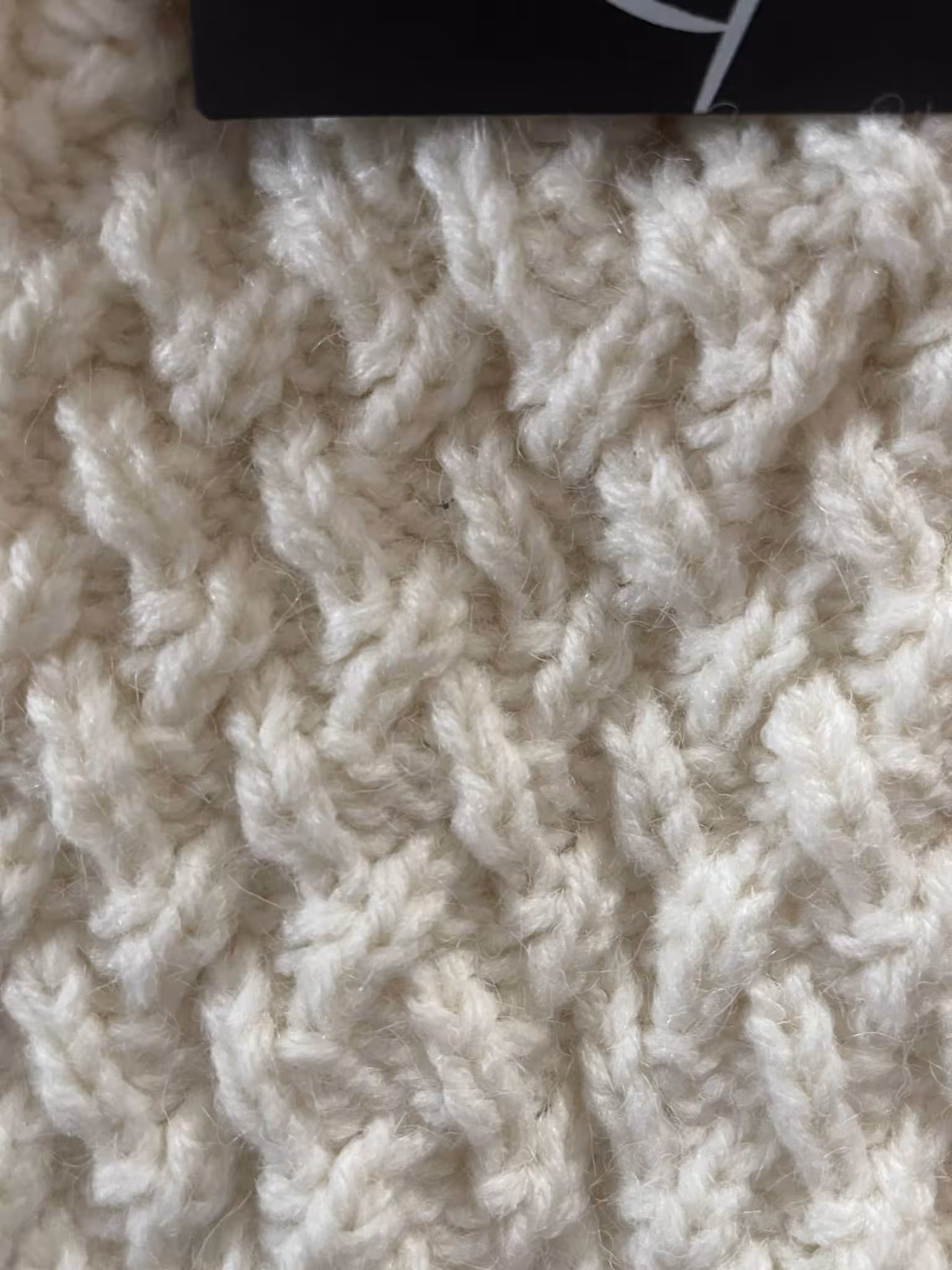 Caspar Bommelmütze, Strickmütze in wollweiss mit großer Kunstfell Bommel – Bild 4