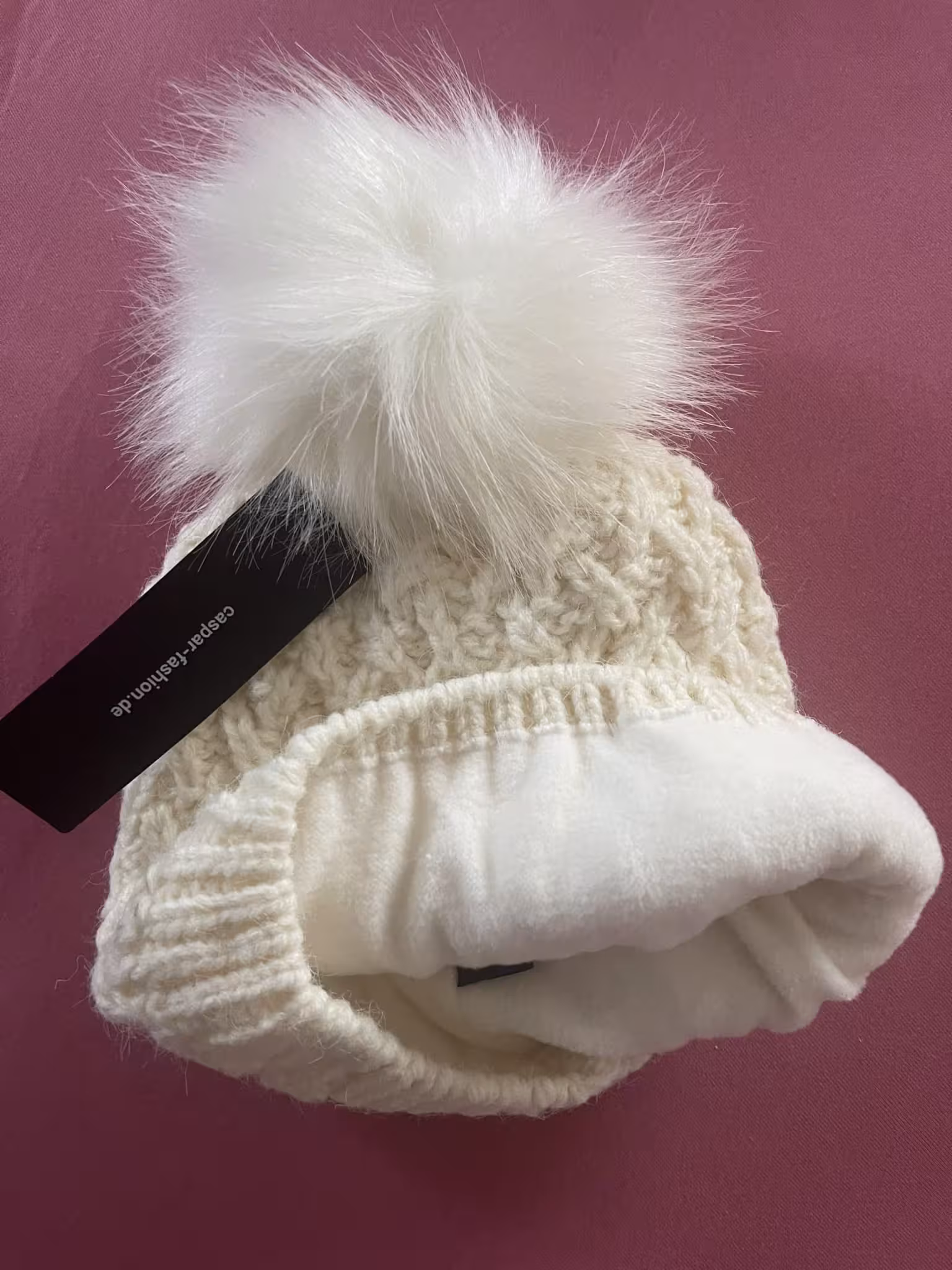 Caspar Bommelmütze, Strickmütze in wollweiss mit großer Kunstfell Bommel – Bild 3