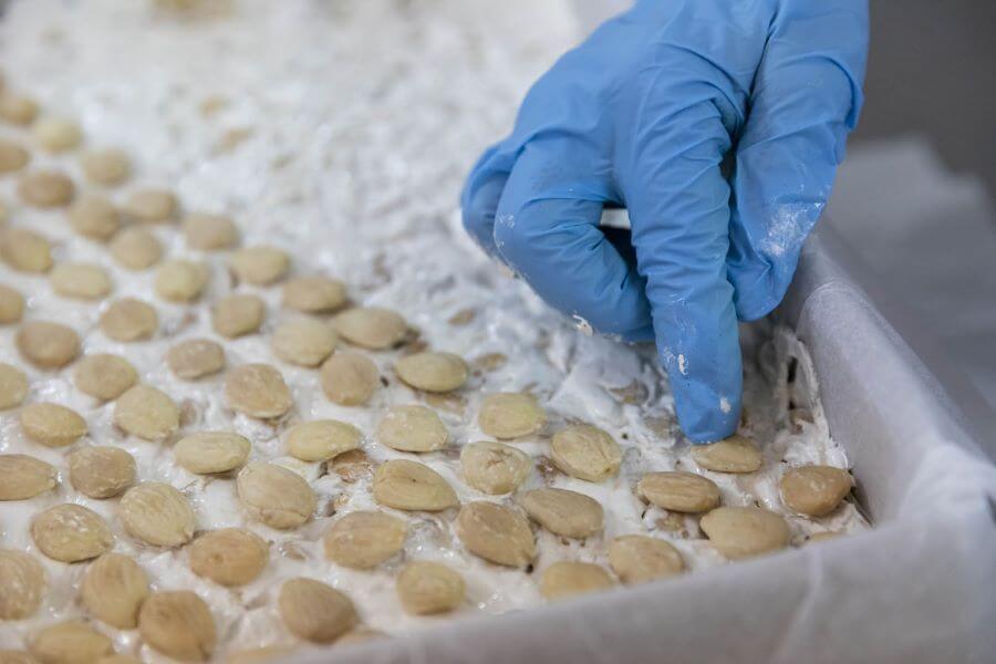 Torrone mit Haselnüssen aus Sardinien – Bild 5