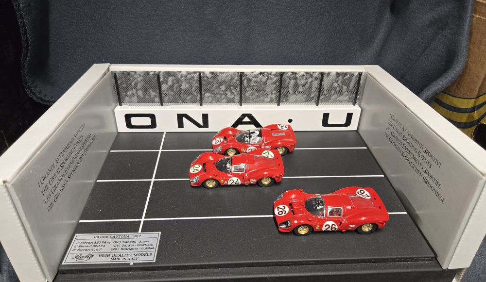 Ferrari 330 P4 – 412P Daytona 24h 1967 Diorama Bang 1:43 – I Grandi Avvenimenti Sportivi Sammlermodell – Bild 2