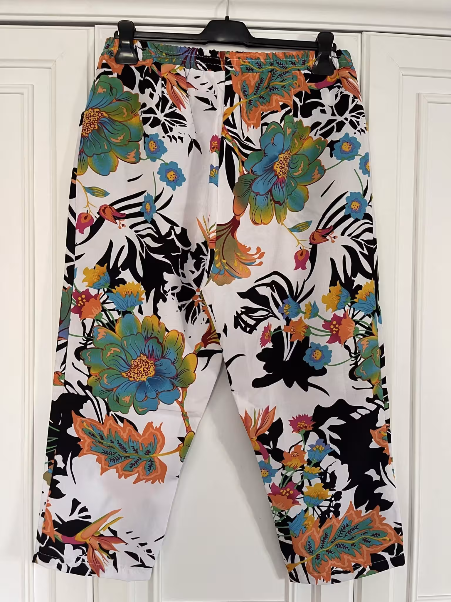 Leichte Sommerhose mit Blumen-Muster, in Weiß-Bunt, Gr. 46 – Bild 5